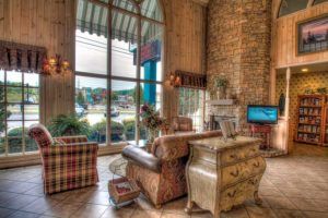 spacious and comfortable lobby at Willow Brook Lodge in Pigeon Forge Tn
