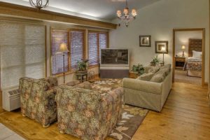 living room of family suite at Willow Brook Lodge