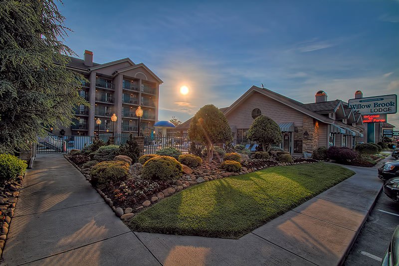 early morning sun shines on Willow Brook Lodge in Pigeon Forge TN