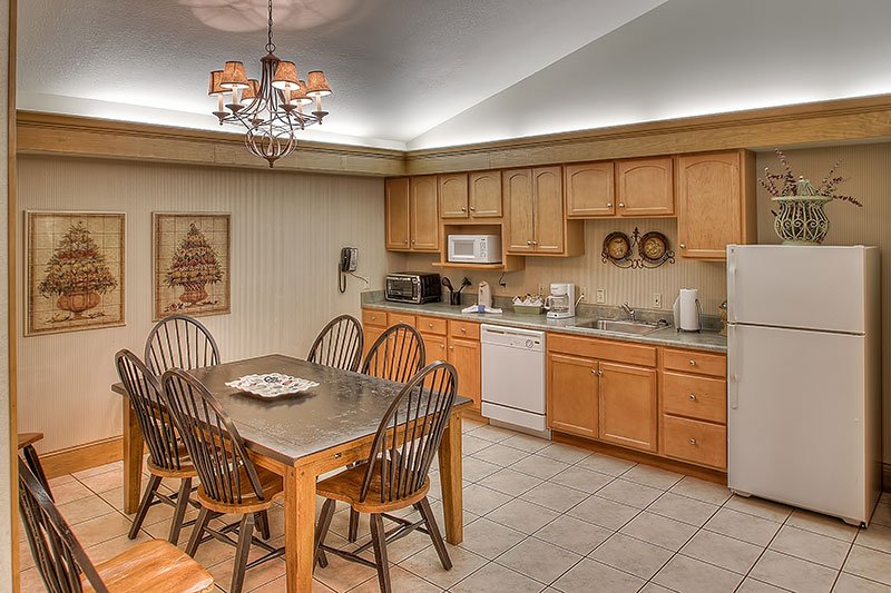 kitchen and dining area in 2 bedroom suite at Willow Brook Lodge