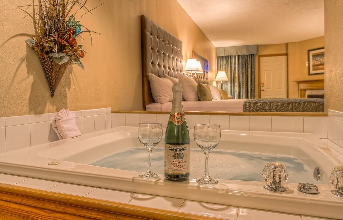 5 Reasons To Book Our Pigeon Forge Hotel Jacuzzi Suites For