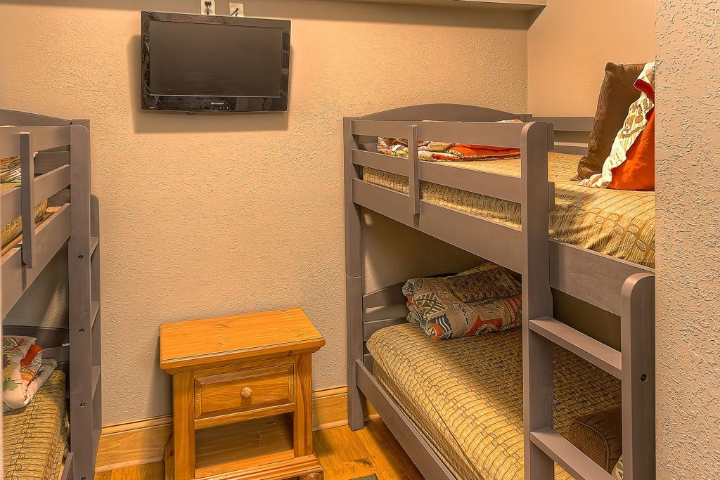 Bunk Beds in Family Suites at Willow Brook Lodge Pigeon Forge Clean Hotels