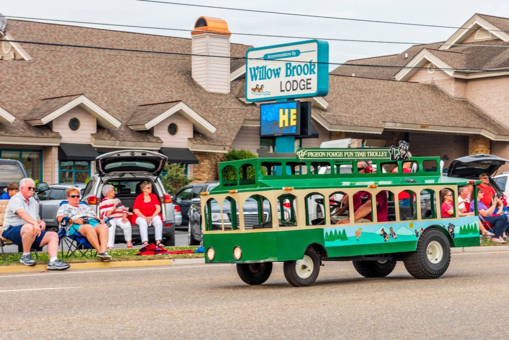 Pigeon Forge Parades and Places To Stay Willow Brook Lodge