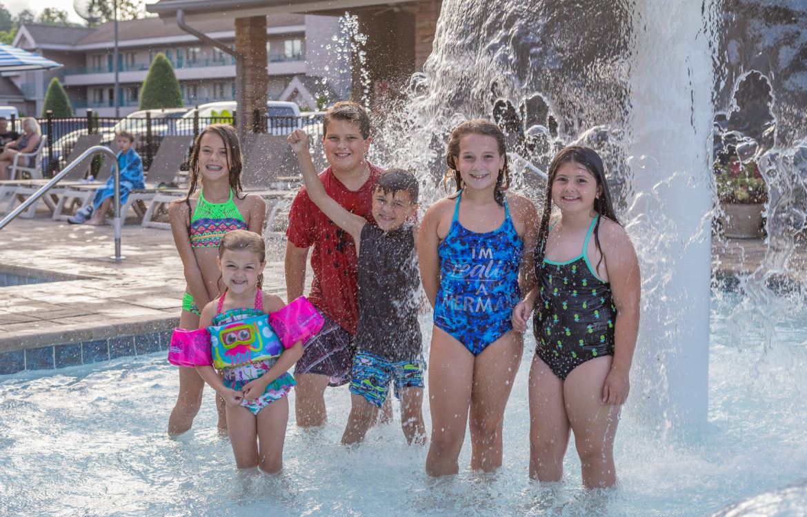 Hotels with water slides in Downtown Pigeon Forge Willow Brook Lodge