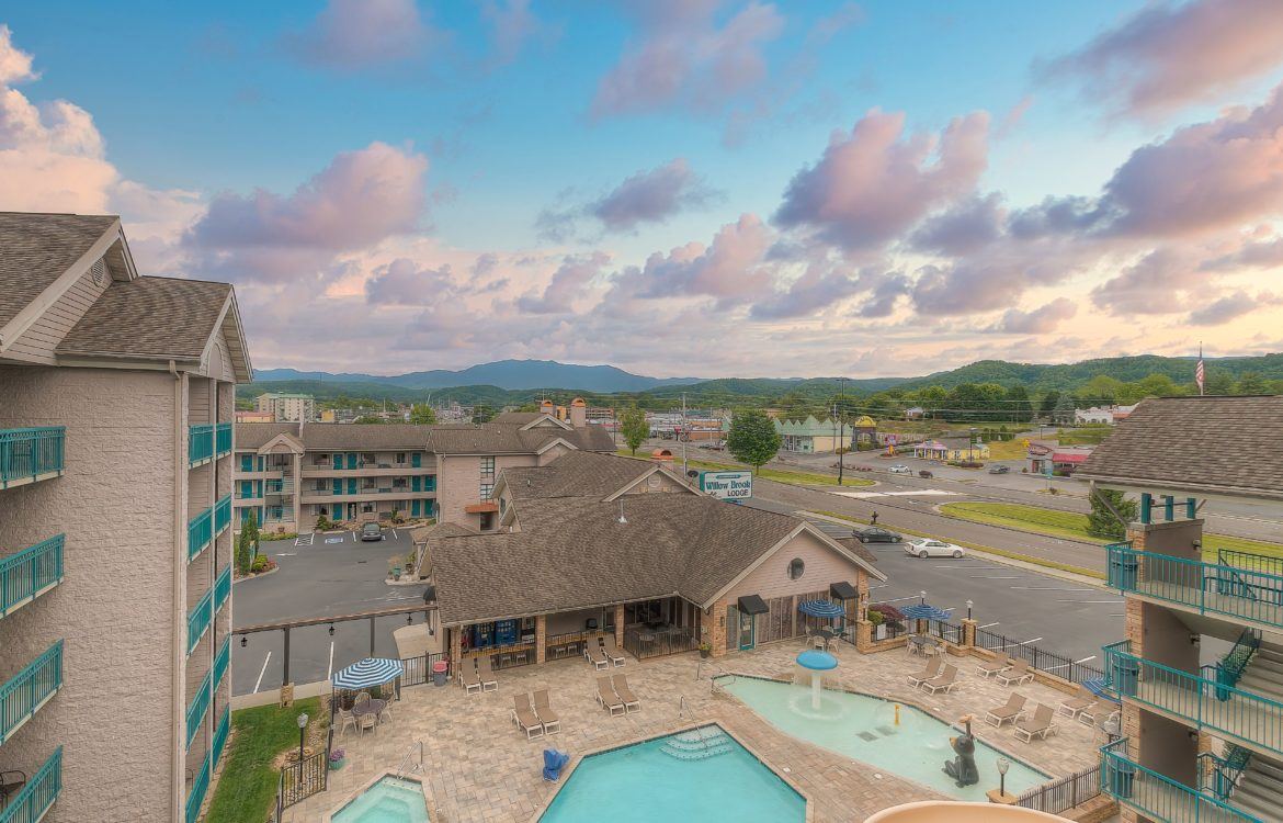 Beautiful Balcony Mountain View in Pigeon Forge at Willow Brook Lodge