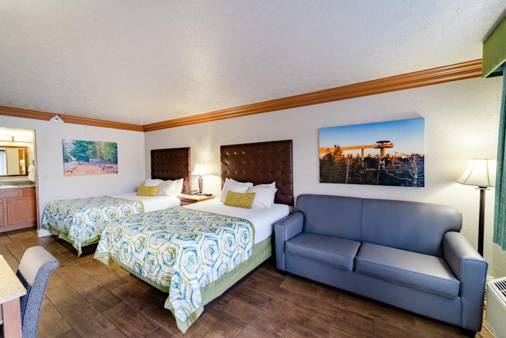 Willow Brook Lodge Room with Two Queen Beds and Sleeper-Sofa